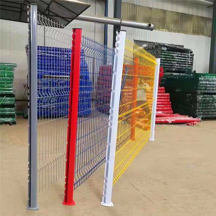 桃型柱與三折彎工藝 工廠隔離護欄網(wǎng)的產(chǎn)品優(yōu)勢與圍欄設(shè)施解析